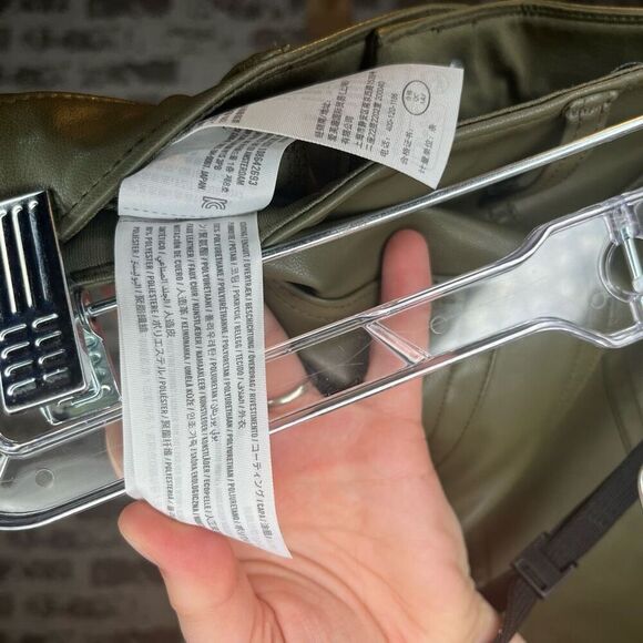 Abercrombie & Fitch | women faux leather 90’s relaxed highrise - Picture 4 of 11